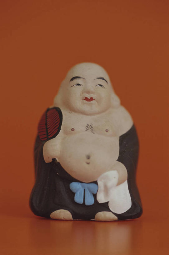 无人,竖图,室内,特写,白天,正面,静物,雕塑,橙色背景,阴影,艺术,装饰,反射,雕刻,雕像,影子,文化,弥勒佛,一个,工艺品,祈祷,健康,许愿,摄影,宗教,佛教,信仰,影棚,单个,纪念,祈求,美术,主题,陈列,功能,美学,布袋和尚,布袋神,弥勒,弥勒菩萨,释教,平安,彩图,全身,影棚拍摄,拍摄