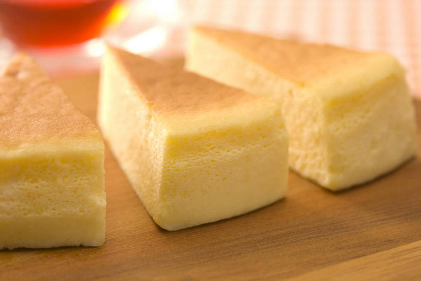 点心,无人,横图,俯视,室内,特写,白天,下午茶,餐具,切开,阴影,朦胧,模糊,反射,木制,碟子,盘,影子,食品,芝士蛋糕,食物,糕点,三个,一个,盘子,木制品,碟,切,起司蛋糕,单个,剖面,切面,彩图,高角度拍摄,干酪蛋糕,蛋糕