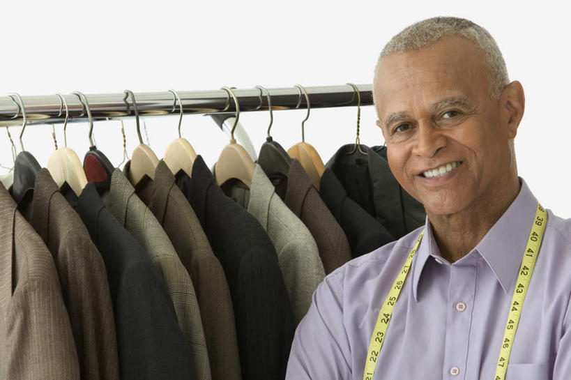 西方人,脸,头,脸颊,一个人,设计师,裁缝,站,笑,微笑,露齿笑,横图,室内,白天,白色背景,正面,衬衫,西装,衣架,欧洲,欧洲人,仅一个人,吊挂,悬挂,套装,正装,皮尺,挂,注视,职业装,肩膀,架子,观察,看,站着,商务套装,摄影,影棚,观看,察看,关注,男人,男性,中年男性,白种人,头部,脸部,脸蛋,面部,裁缝师,设计,设计家,设计者,挂衣架,晾衣架,半身,彩图,影棚拍摄,西服,拍摄