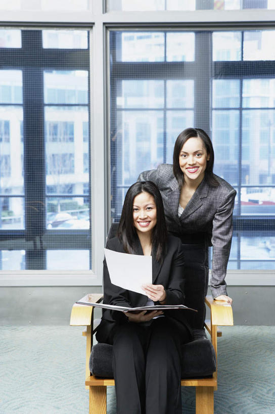 东方人,西方人,两个人,伙伴,朋友,商务人士,商务女性,办公室,站,坐,竖图,室内,白天,正面,友谊,合作,团队,落地窗,椅子,欧洲,欧洲人,亚洲,套装,合照,材料,文件,文件夹,注视,黄种人,资料,观察,看,站着,美女,战略,观看,察看,关注,商务装,资料夹,工薪阶层,联合,合谋,配合,协作,年轻女性,女人,女性,白种人,亚洲人,白领,上班族,坐着,彩图,全身