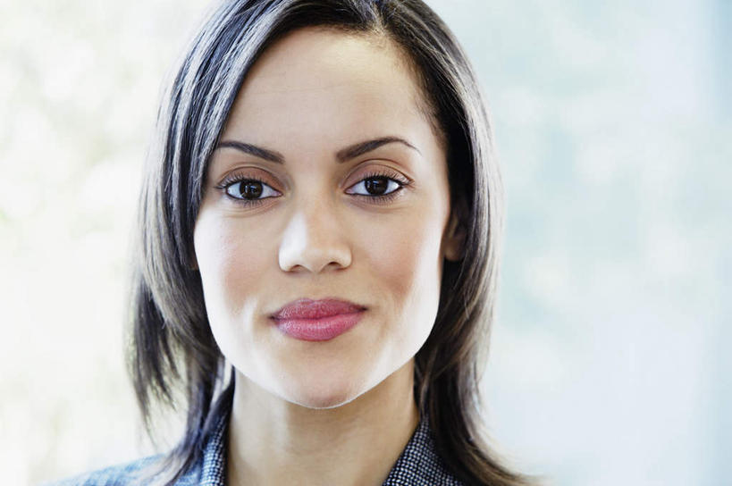 西方人,脸,头,脸颊,一个人,商务人士,商务女性,站,笑,微笑,露齿笑,横图,室内,特写,白天,正面,欧洲,欧洲人,仅一个年轻女性,仅一个女性,仅一个人,套装,朦胧,模糊,注视,观察,看,站着,观看,察看,关注,商务装,工薪阶层,年轻女性,女人,女性,白种人,头部,脸部,脸蛋,面部,白领,上班族,半身,彩图