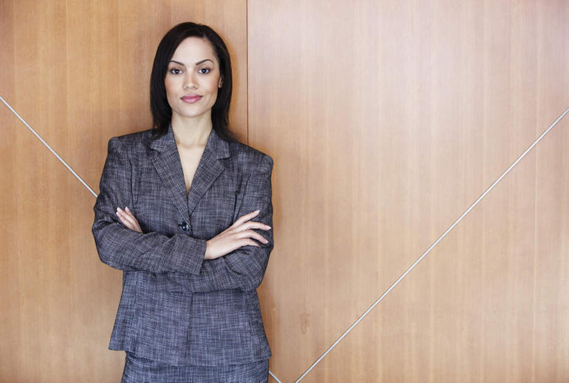 西方人,一个人,商务人士,商务女性,办公室,站,笑,双手交叉,微笑,横图,室内,白天,正面,衬衫,西装,商务,职员,欧洲,欧洲人,仅一个人,套装,正装,注视,职业装,观察,看,站着,美女,观看,察看,双手抱胸,挑眉,关注,年轻女性,女人,女性,白种人,白领,上班族,半身,彩图,衬衣,白领阶层,办公室职员