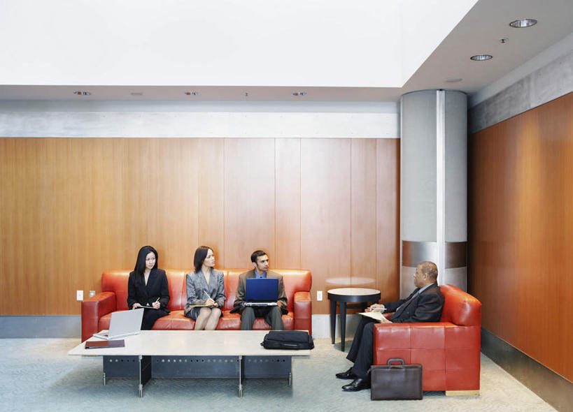 四个人,伙伴,同事,朋友,商务人士,商务男性,商务女性,坐,横图,室内,白天,正面,衬衫,讨论,友谊,成功,合作,团队,集体,信心,笔记本电脑,沙发,套装,茶几,注视,队伍,笔记本,观察,记录,看,电脑包,战略,观看,察看,领导,成就,关注,商务装,合伙,领袖,无线上网,便携式电脑,工薪阶层,会议中心,联合,合谋,配合,协作,手提电脑,男人,男性,女人,女性,中年男性,中年女性,白领,上班族,坐着,彩图,全身,衬衣