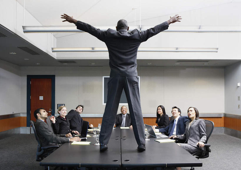 西方人,背部,同事,商务人士,商务男性,商务女性,办公室,站,坐,横图,室内,白天,正面,衬衫,西装,成功,合作,团队,集体,信心,杯子,餐具,欧洲,黑人,欧洲人,套装,正装,会议,高脚杯,红酒杯,许多人,张开双手,注视,职业装,队伍,酒杯,水杯,观察,看,站着,一群人,观看,察看,领导,葡萄酒杯,成就,关注,商务装,合伙,领袖,工薪阶层,香槟杯,男人,男性,女人,女性,中年男性,中年女性,白种人,白领,上班族,玻璃杯,敞开双臂,坐着,彩图,全身,衬衣,酒具