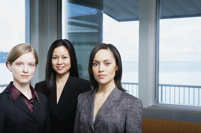 东方人,西方人,三个人,同事,商务人士,商务女性,办公室,站,笑,微笑,露齿笑,横图,室内,白天,正面,衬衫,西装,成功,合作,团队,集体,信心,欧洲,欧洲人,亚洲,套装,正装,职业装,黄种人,队伍,白云,蓝天,站着,领导,成就,商务装,合伙,领袖,工薪阶层,年轻女性,女人,女性,白种人,亚洲人,白领,上班族,半身,彩图,衬衣