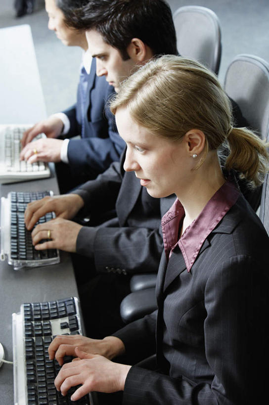 东方人,西方人,三个人,同事,商务人士,商务男性,商务女性,办公室,坐,竖图,俯视,室内,白天,衬衫,西装,成功,合作,团队,集体,信心,电脑,显示器,键盘,欧洲,黑人,欧洲人,亚洲,套装,正装,注视,职业装,黄种人,队伍,打字,观察,看,观看,敲击,察看,操作,领导,成就,关注,商务装,文员,合伙,领袖,工薪阶层,计算机,男人,男性,女人,女性,中年男性,中年女性,白种人,亚洲人,白领,上班族,坐着,半身,彩图,高角度拍摄,衬衣