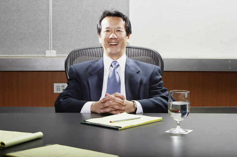 东方人,一个人,商务人士,商务男性,办公室,会议室,坐,笑,双手交叉,微笑,大笑,露齿笑,横图,室内,白天,正面,衬衫,杯子,亚洲,仅一个男性,仅一个人,仅一个中年男性,套装,高脚杯,红酒杯,注视,黄种人,酒杯,观察,看,观看,察看,开怀,葡萄酒杯,关注,商务装,工薪阶层,香槟杯,男人,男性,中年男性,亚洲人,白领,上班族,十字手,坐着,半身,彩图,衬衣,会场