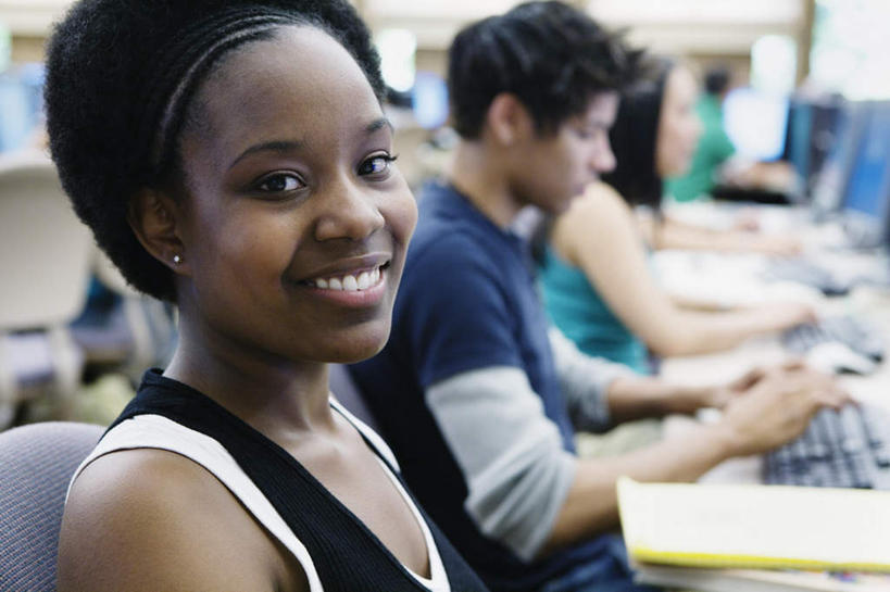 西方人,脸,头,脸颊,三个人,伙伴,朋友,坐,笑,微笑,露齿笑,横图,室内,特写,白天,侧面,游戏,友谊,电脑,欧洲,黑人,欧洲人,学习,服装,朦胧,模糊,扭头,注视,休闲装,肩膀,衣服,观察,看,转头,休闲,同学,休闲服,台式电脑,服饰,观看,察看,校友,关注,液晶显示器,同窗,学友,上网,友情,计算机,男人,男性,年轻男性,年轻女性,女人,女性,头部,脸部,脸蛋,面部,坐着,半身,彩图