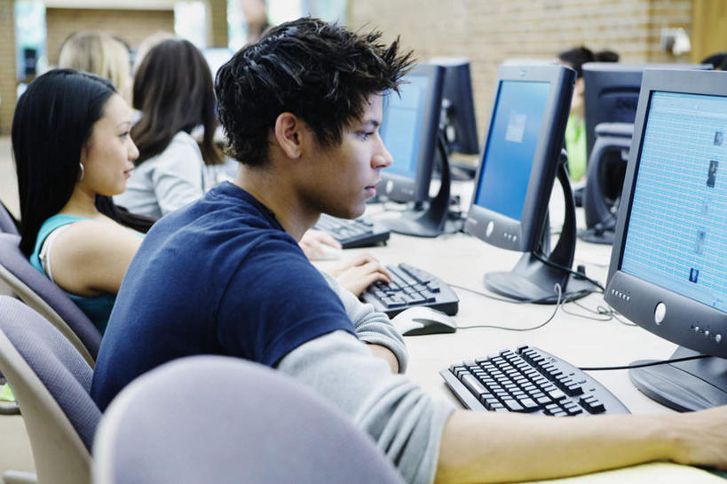 东方人,西方人,四个人,伙伴,朋友,坐,横图,室内,白天,侧面,游戏,友谊,电脑,欧洲,欧洲人,亚洲,服装,朦胧,模糊,注视,休闲装,黄种人,衣服,观察,看,休闲,同学,休闲服,台式电脑,服饰,观看,察看,机房,校友,关注,液晶显示器,同窗,学友,上网,友情,计算机,男人,男性,年轻男性,年轻女性,女人,女性,白种人,亚洲人,玩耍,坐着,半身,彩图