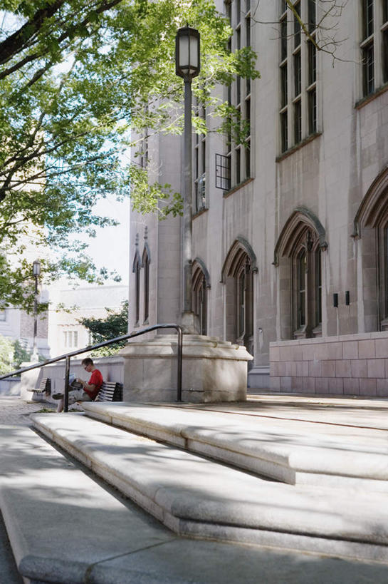 一个人,学生,坐,竖图,室外,白天,仰视,看书,阅读,植物,路灯,书籍,椅子,欧洲,欧洲人,仅一个男性,仅一个人,学习,服装,长椅,窗,房屋,屋子,绿树,休闲装,楼房,玻璃窗,建筑物,灯,树,树木,树叶,树枝,仅一个年轻男性,衣服,书本,看,休闲,休闲服,读书,浏览,服饰,男人,男性,年轻男性,白种人,书,坐着,彩图,低角度拍摄,全身,房子