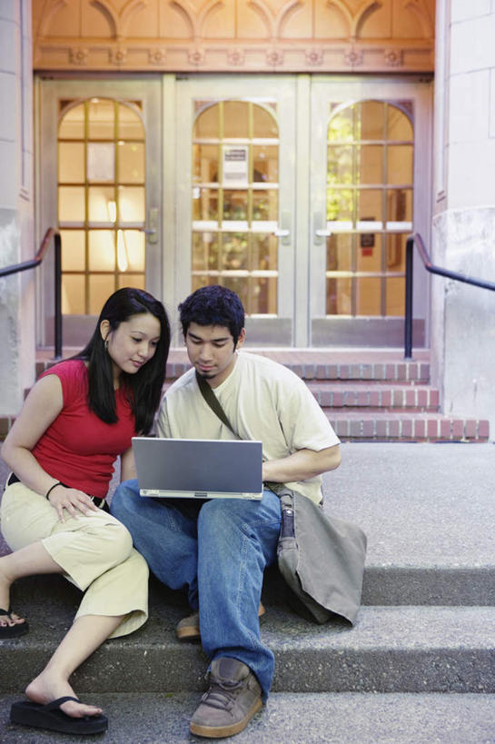 两个人,坐,竖图,室外,白天,正面,爱情,电脑,笔记本电脑,门,亚洲,服装,网络,包,房屋,屋子,浪漫,注视,休闲装,黄种人,通讯设备,玻璃门,楼房,台阶,玻璃制品,衣服,观察,看,休闲,温暖,温馨,休闲服,恩爱,恋人,服饰,观看,单肩包,和睦,察看,无线,关注,通信设备,无线网络,无线上网,便携式电脑,手提电脑,男人,男性,年轻男性,年轻女性,女人,女性,亚洲人,情侣,坐着,半身,彩图,房子,伴侣,融洽