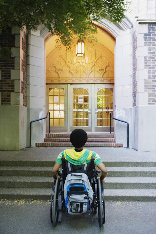 一个人,坐,竖图,室外,白天,植物,门,欧洲,非洲,黑人,欧洲人,仅一个年轻女性,仅一个女性,仅一个人,一辆,服装,包,工具,书包,房屋,屋子,绿叶,注视,休闲装,玻璃门,楼房,吊灯,台阶,玻璃制品,灯,树,树木,树叶,背面,衣服,轮椅,复健,观察,看,休闲,康复,休闲服,器械,服饰,观看,察看,医疗设备,关注,医疗器械,医疗工具,辅助设备,年轻女性,女人,女性,非洲人,坐着,彩图,全身,房子,双肩包