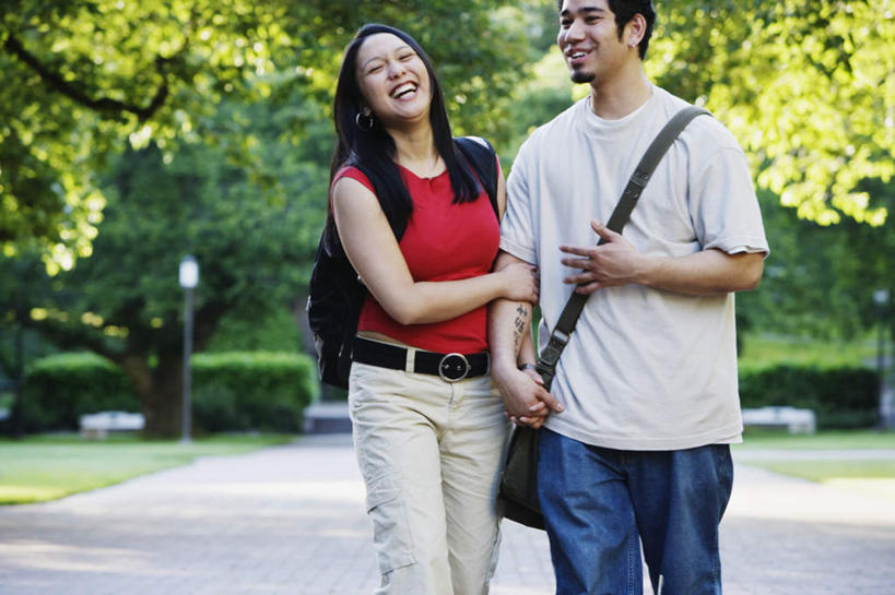 两个人,走,笑,说,微笑,露齿笑,横图,室外,白天,正面,爱情,植物,亚洲,阴影,服装,朦胧,模糊,包,影子,绿叶,浪漫,走着,注视,休闲装,黄种人,树,树木,树叶,衣服,观察,看,休闲,休闲服,恩爱,恋人,服饰,观看,单肩包,察看,关注,男人,男性,年轻男性,年轻女性,女人,女性,亚洲人,情侣,步行,讲话,交谈,拉手,散步,手拉手,说话,谈话,走路,半身,彩图,伴侣,双肩包