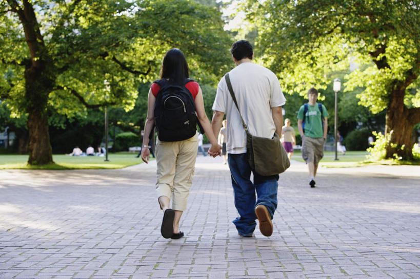 西方人,背部,三个人,伙伴,朋友,走,横图,室外,白天,正面,爱情,友谊,植物,路灯,欧洲,欧洲人,阴影,服装,朦胧,模糊,包,影子,绿叶,浪漫,走着,休闲装,灯,树,树木,树叶,衣服,休闲,同学,休闲服,恩爱,恋人,服饰,单肩包,校友,同窗,学友,友情,男人,男性,年轻男性,年轻女性,女人,女性,白种人,情侣,拉手,散步,手拉手,彩图,全身,伴侣,双肩包