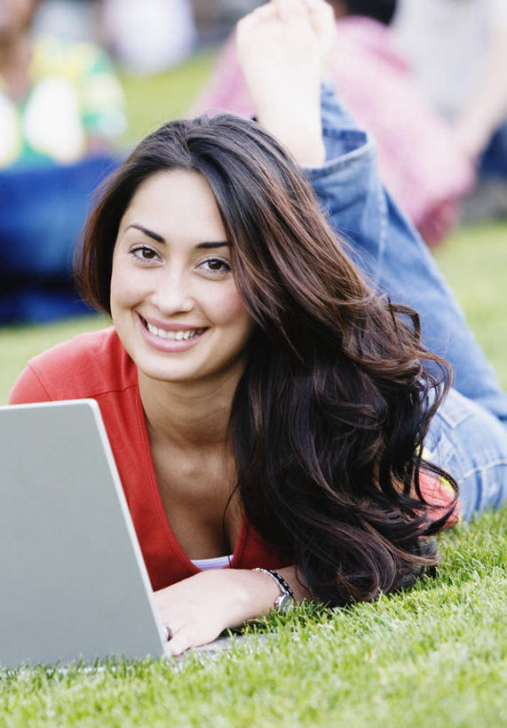 西方人,一个人,躺,笑,微笑,露齿笑,竖图,室外,白天,正面,电脑,笔记本电脑,草地,草坪,植物,欧洲,欧洲人,仅一个年轻女性,仅一个女性,仅一个人,服装,朦胧,模糊,网络,注视,休闲装,通讯设备,草,衣服,观察,看,趴着,休闲,休闲服,服饰,观看,绿草,察看,无线,关注,通信设备,无线网络,无线上网,便携式电脑,手提电脑,年轻女性,女人,女性,白种人,趴,躺着,半身,彩图