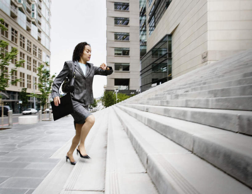 一个人,商务人士,商务女性,走,横图,室外,白天,侧面,植物,落地窗,汽车,欧洲,欧洲人,仅一个年轻女性,仅一个女性,仅一个人,套装,窗,房屋,阶梯,屋子,绿叶,文件夹,拿,拿着,走着,楼房,玻璃窗,台阶,车,玻璃制品,树,树木,树叶,交通工具,轿车,商务装,工薪阶层,年轻女性,女人,女性,白种人,白领,上班族,彩图,全身,房子