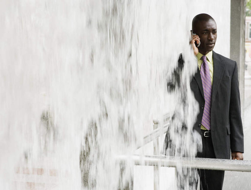 一个人,商务人士,办公室,站,打电话,横图,室外,白天,正面,衬衫,西装,商务,职员,植物,喷泉,电话,欧洲,非洲,黑人,欧洲人,仅一个男性,仅一个人,正装,朦胧,模糊,装饰,绿叶,领带,职业装,通讯设备,装饰品,树,树木,树叶,树枝,仅一个年轻男性,站着,金融,商务套装,经济,贸易,交流,男人,男性,年轻男性,非洲人,白领,商人,上班族,沟通,通话,半身,彩图,西服,白领阶层,办公室职员