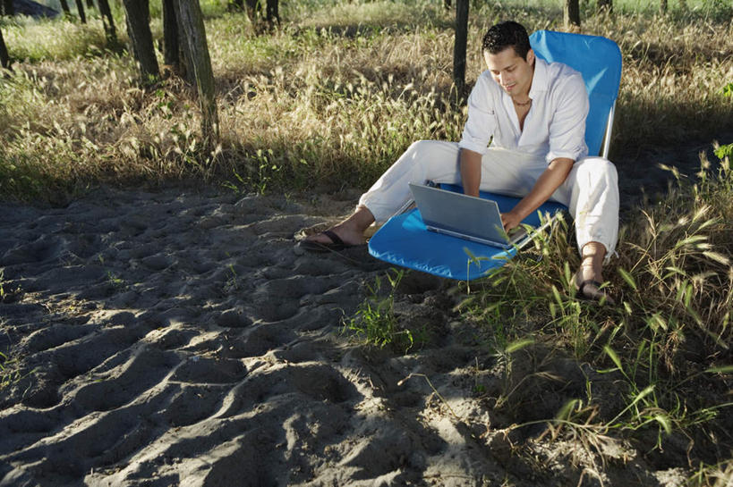 一个人,坐,横图,俯视,室外,白天,电脑,笔记本电脑,草地,草坪,沙滩,植物,椅子,欧洲,欧洲人,仅一个男性,仅一个人,阴影,服装,光线,网络,沙子,影子,躺椅,海岸,沙地,注视,休闲装,通讯设备,草,仅一个年轻男性,衣服,阳光,低头,观察,看,休闲,休闲服,服饰,观看,沙滩椅,绿草,察看,无线,关注,通信设备,无线网络,无线上网,便携式电脑,手提电脑,男人,男性,年轻男性,白种人,海滩,坐着,彩图,高角度拍摄,全身