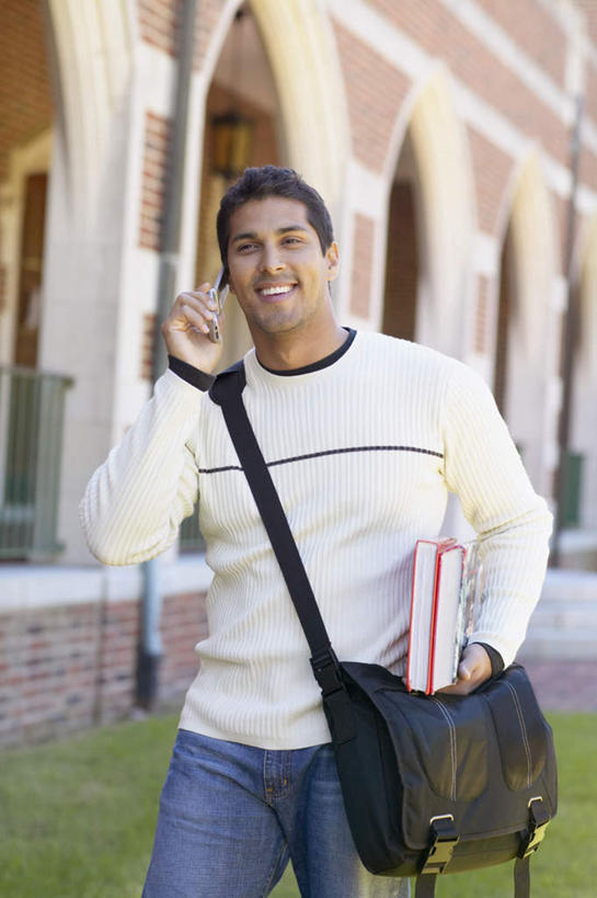 一个人,站,打电话,竖图,室外,白天,正面,草地,草坪,植物,建筑,电话,欧洲,欧洲人,仅一个男性,仅一个人,服装,朦胧,模糊,包,房屋,屋子,注视,休闲装,通讯设备,建设,楼房,草,仅一个年轻男性,衣服,观察,看,站着,休闲,休闲服,服饰,观看,单肩包,绿草,察看,关注,交流,男人,男性,年轻男性,白种人,沟通,通话,半身,彩图,房子