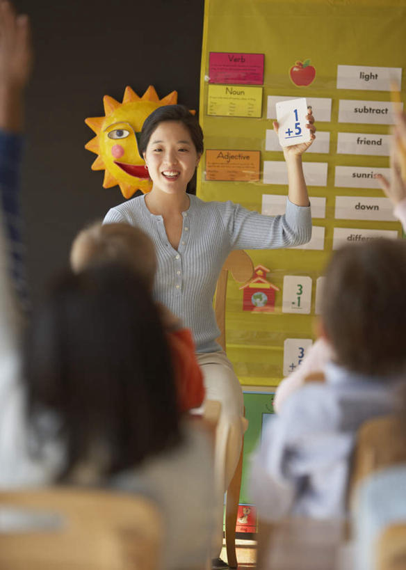 儿童,背部,伙伴,朋友,学校,坐,举,笑,微笑,露齿笑,竖图,室内,白天,正面,友谊,纯洁,太阳,学习,朦胧,模糊,装饰,许多人,注视,校园,相视,装饰品,小孩,黑板,观察,看,托,一群人,上课,教室,同学,面对面,可爱,童年,童趣,观看,对视,察看,校友,关注,相对,童真,烂漫,无邪,相看,同窗,学友,天真,友情,男孩,男人,男性,年轻女性,女孩,女人,女性,老师,举起,举手,举着,向上举,向上伸,向上托,坐着,半身,彩图,男生,女生