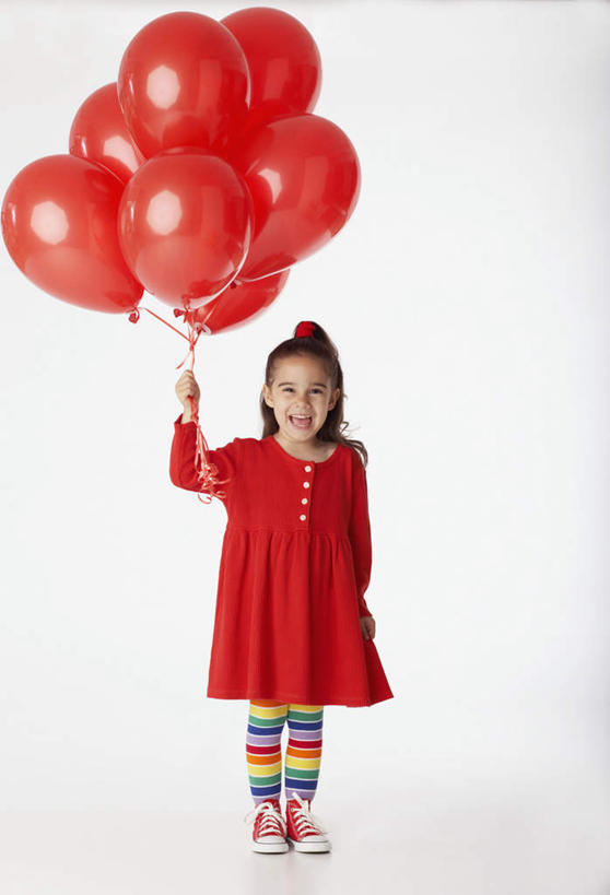 西方人,儿童,一个人,站,笑,微笑,露齿笑,竖图,室内,白天,白色背景,正面,裙子,游戏,纯洁,玩具,欧洲,欧洲人,仅一个女性,仅一个人,许多,条纹,连衣裙,服装,绳,塑料,玩,注视,休闲装,娱乐,袜子,小孩,衣服,红色,气球,塑料制品,观察,看,站着,仅一个小孩,休闲,休闲服,充气玩具,橡胶,可爱,童年,童趣,益智,摄影,服饰,观看,活动,察看,发泄,关注,消遣,智力,童真,橡胶制品,烂漫,无邪,长筒袜,宣泄,天真,女孩,女人,女性,白种人,孩子,玩耍,嬉戏,彩图,全身,影棚拍摄,拍摄,女生