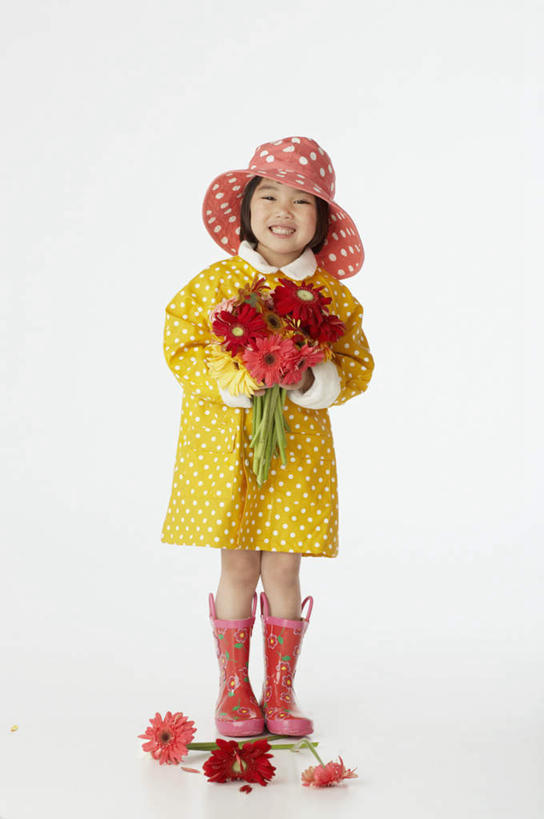 东方人,儿童,一个人,站,笑,微笑,露齿笑,竖图,室内,白天,白色背景,正面,鞋,裙子,纯洁,植物,帽子,欧洲,亚洲,仅一个女性,仅一个人,许多,头饰,花蕾,黄种人,套鞋,花瓣,花朵,花卉,鲜花,小孩,衣服,花苞,站着,仅一个小孩,菊花,可爱,童年,童趣,摄影,服饰,童真,烂漫,无邪,天真,女孩,女人,女性,亚洲人,孩子,彩图,全身,影棚拍摄,拍摄,女生
