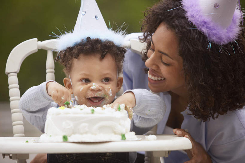 西方人,儿童,脸,头,脸颊,两个人,家庭,母亲,儿子,坐,笑,微笑,露齿笑,横图,室外,特写,白天,正面,纯洁,帽子,椅子,欧洲,非洲,黑人,欧洲人,纸质,朦胧,模糊,头饰,食品,甜品,高脚椅,注视,生日帽,小孩,甜食,观察,看,温暖,温馨,母子,一家人,可爱,母爱,童年,童趣,观看,和睦,察看,小丑帽,关注,童真,烂漫,无邪,三角帽,狂欢帽,派对帽,聚会帽,纸帽,天真,男孩,年轻女性,女人,女性,非洲人,孩子,年轻人,头部,脸部,脸蛋,面部,坐着,半身,彩图,融洽,蛋糕,男生