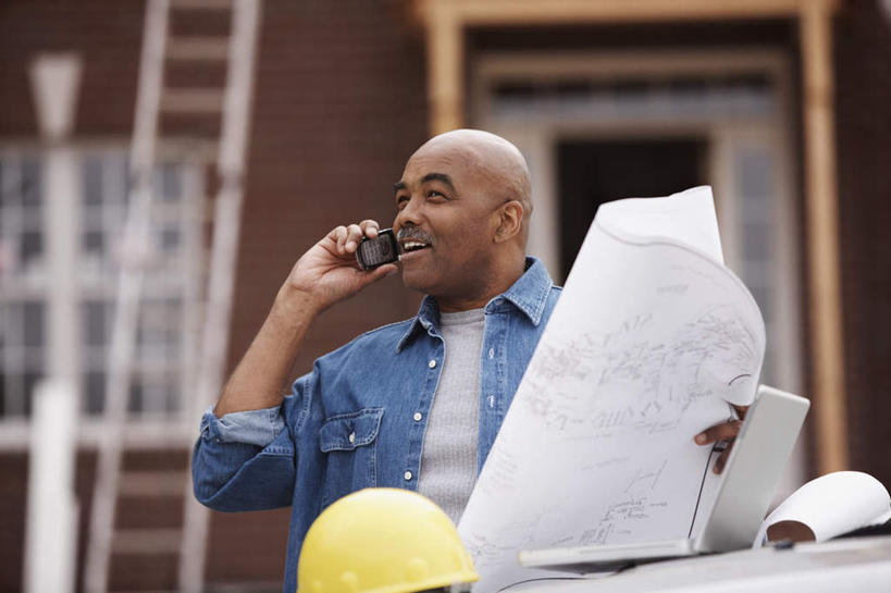 西方人,一个人,工程师,家,站,攀登,横图,室外,白天,正面,电脑,笔记本电脑,帽子,手机,欧洲,非洲,黑人,欧洲人,仅一个人,服装,朦胧,模糊,网络,梯子,图纸,纸,房屋,阶梯,屋子,通讯工具,注视,休闲装,通讯设备,楼房,住宅,衣服,白色,安全帽,观察,看,站着,休闲,休闲服,爬,服饰,观看,上升,一台,察看,无线,关注,通信设备,无线网络,草图,蓝图,无线上网,便携式电脑,人字梯,登高,交流,手提电脑,男人,男性,中年男性,非洲人,沟通,攀爬,通话,半身,彩图,房子