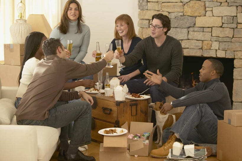 啤酒,伙伴,朋友,坐,笑,微笑,露齿笑,横图,室内,白天,侧面,聚会,西餐,友谊,宠物,狗,杯子,玻璃,服装,庆祝,高脚杯,纸盒,墙,聚餐,食品,许多人,注视,休闲装,墙壁,墙面,玻璃制品,盒子,食物,饮料,一只,衣服,动物,干杯,观察,看,碰杯,一群人,聊天,休闲,休闲服,交际,友好,服饰,观看,盒,庆贺,察看,关注,礼仪,敬酒,西式快餐,劝酒,友情,男人,男性,年轻男性,年轻女性,女人,女性,玻璃杯,坐着,彩图,全身