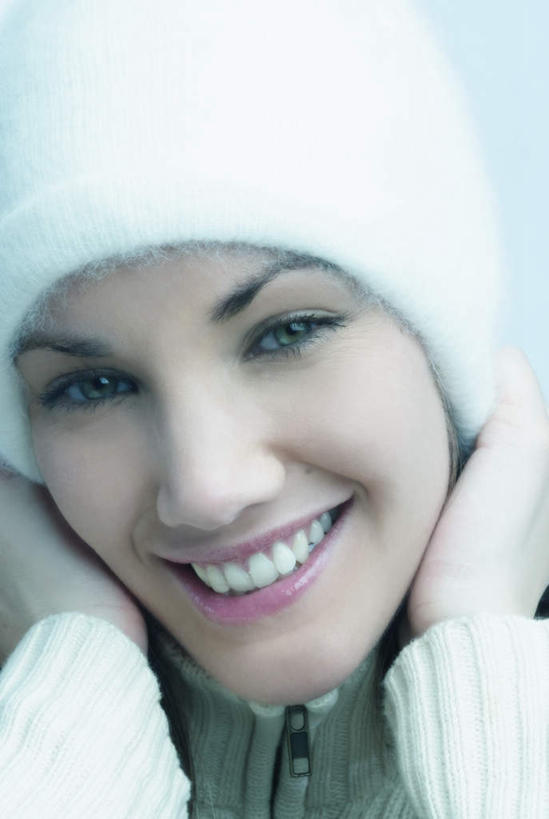 西方人,脸,头,眼睛,脸颊,头发,一个人,笑,微笑,露齿笑,竖图,室内,特写,白天,白色背景,正面,毛衣,帽子,欧洲,欧洲人,仅一个年轻女性,仅一个女性,仅一个人,休闲装,针织衫,黑色,休闲,休闲服,美女,眼部,摄影,影棚,绒线帽,年轻女性,女人,女性,白种人,头部,长发,发型,脸部,脸蛋,面部,半身,彩图,影棚拍摄,绒衣,线衣,拍摄