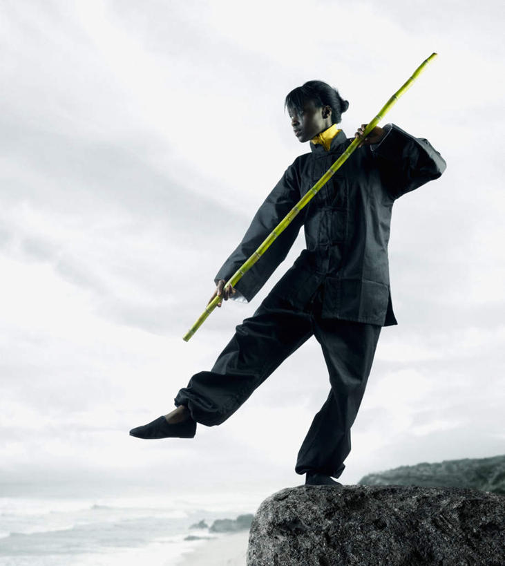 西方人,头发,一个人,竖图,室外,白天,仰视,民族服装,武术,海浪,竹子,欧洲,黑人,欧洲人,仅一个年轻女性,仅一个女性,仅一个人,棒,棒子,云朵,拿,云彩,拿着,注视,竹竿,绿色,黑色,白云,蓝天,天空,山崖,观察,看,观看,功夫,察看,关注,年轻女性,女人,女性,发型,风浪,海水的波动,近岸浪,涌浪,彩图,低角度拍摄,全身,唐装,短发