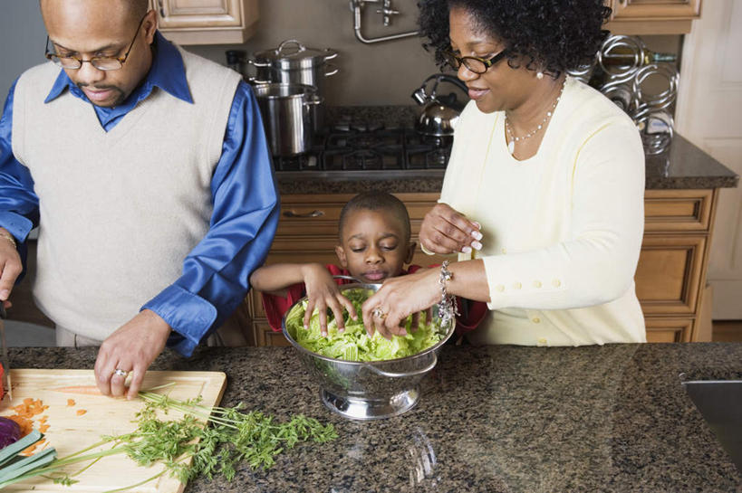 西方人,儿童,三个人,家庭,夫妻,母亲,父亲,儿子,站,横图,俯视,室内,白天,爱情,纯洁,柜子,蔬菜,洋葱,欧洲,黑人,欧洲人,服装,板,锅子,眼镜,房屋,屋子,公寓,葱,菜,浪漫,休闲装,楼房,住宅,砧板,小孩,衣服,盘子,切,站着,休闲,温暖,温馨,父子,母子,三口之家,一家人,休闲服,恩爱,父爱,可爱,母爱,童年,童趣,恋人,服饰,和睦,近视眼镜,童真,烂漫,无邪,天真,男孩,男人,男性,年轻男性,年轻女性,女人,女性,孩子,年轻人,夫妇,情侣,半身,彩图,高角度拍摄,房子,伴侣,融洽,男生