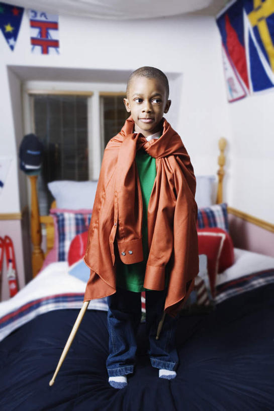 西方人,儿童,一个人,家庭,站,竖图,室内,白天,正面,纯洁,窗户,旗帜,国旗,帽子,欧洲,黑人,欧洲人,仅一个男性,仅一个人,服装,朦胧,模糊,窗,房屋,屋子,公寓,休闲装,楼房,玻璃窗,住宅,衣服,站着,休闲,温暖,温馨,一家人,休闲服,披风,可爱,童年,童趣,服饰,和睦,童真,烂漫,无邪,披,天真,男孩,孩子,彩图,全身,房子,融洽,男生