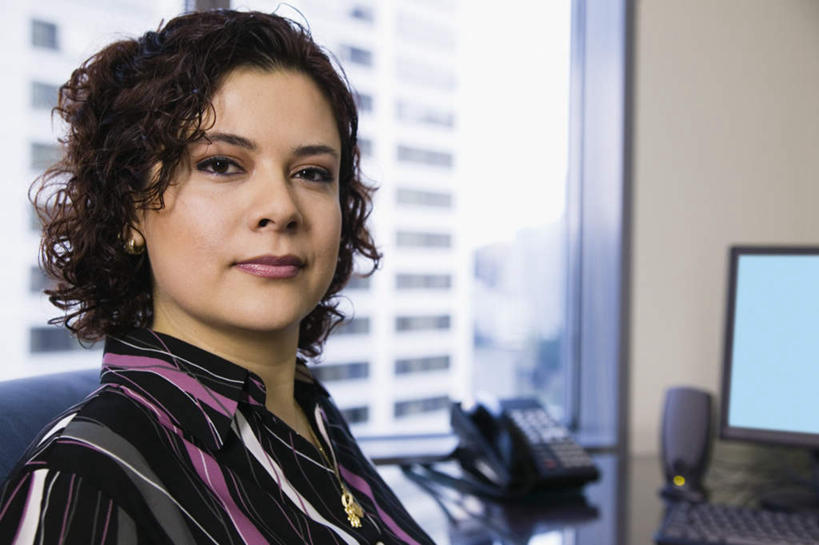 西方人,脸,头,脸颊,一个人,商务人士,商务女性,办公室,高楼大厦,坐,笑,微笑,横图,室内,特写,白天,正面,衬衫,商务,办公楼,职员,电脑,窗户,落地窗,写字楼,电话,椅子,欧洲,欧洲人,仅一个人,套装,正装,朦胧,模糊,音箱,音响,注视,职业装,通讯设备,玻璃窗,楼层,观察,看,台式电脑,摩天大厦,美女,金融,商务套装,经济,观看,办公椅,旋转椅,察看,关注,通信设备,液晶显示器,商务装,贸易,工薪阶层,输出设备,交流,年轻女性,女人,女性,白种人,头部,脸部,脸蛋,面部,白领,商人,上班族,沟通,坐着,半身,彩图,衬衣,西服,白领阶层,办公室职员