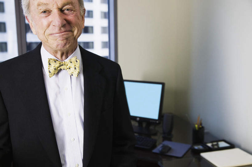 西方人,脸,头,脸颊,一个人,商务人士,商务男性,办公室,高楼大厦,站,笑,微笑,横图,室内,白天,背景,正面,衬衫,西装,商务,办公楼,职员,电脑,鼠标,窗户,落地窗,写字楼,欧洲,欧洲人,仅一个人,套装,正装,朦胧,模糊,领结,领带,鼠标垫,音箱,音响,注视,职业装,玻璃窗,楼层,观察,看,站着,台式电脑,摩天大厦,调皮,搞怪,金融,商务套装,经济,观看,察看,领导,关注,通信设备,液晶显示器,商务装,领袖,贸易,工薪阶层,输出设备,老年男性,男人,男性,白种人,头部,脸部,脸蛋,面部,白领,商人,上班族,半身,彩图,衬衣,西服,白领阶层,办公室职员