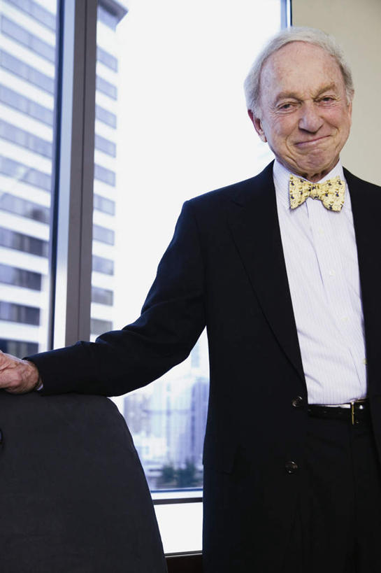 西方人,一个人,商务人士,商务男性,办公室,高楼大厦,站,笑,微笑,竖图,室内,白天,背景,仰视,衬衫,西装,商务,办公楼,职员,窗户,落地窗,写字楼,椅子,欧洲,欧洲人,仅一个人,套装,正装,朦胧,模糊,领结,领带,注视,职业装,玻璃窗,楼层,扶,观察,看,站着,摩天大厦,调皮,搞怪,金融,商务套装,经济,观看,办公椅,旋转椅,察看,领导,扶着,关注,商务装,领袖,贸易,工薪阶层,老年男性,男人,男性,白种人,白领,商人,上班族,半身,彩图,低角度拍摄,衬衣,西服,白领阶层,办公室职员