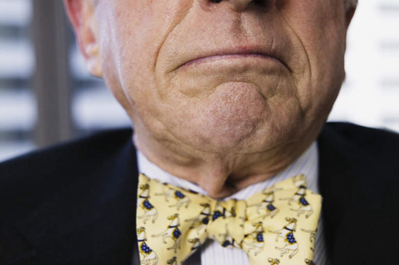 西方人,脸,头,脸颊,一个人,商务人士,商务男性,办公室,高楼大厦,站,笑,微笑,横图,室内,特写,白天,背景,正面,衬衫,西装,商务,办公楼,职员,窗户,落地窗,写字楼,欧洲,欧洲人,仅一个人,套装,正装,朦胧,模糊,领结,领带,职业装,玻璃窗,黄色,楼层,站着,摩天大厦,调皮,搞怪,金融,商务套装,经济,商务装,贸易,工薪阶层,老年男性,男人,男性,白种人,头部,脸部,脸蛋,面部,白领,商人,上班族,半身,彩图,衬衣,西服,白领阶层,办公室职员