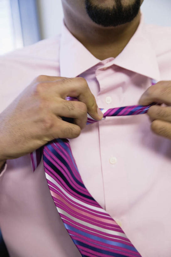 西方人,一个人,商务人士,商务男性,办公室,站,竖图,室内,特写,白天,背景,正面,衬衫,商务,职员,窗户,落地窗,欧洲,非洲,黑人,欧洲人,仅一个男性,仅一个人,仅一个中年男性,条纹,套装,正装,朦胧,模糊,领带,职业装,玻璃窗,站着,金融,商务套装,经济,扯,彩条,商务装,贸易,工薪阶层,男人,男性,中年男性,非洲人,胡子,白领,商人,上班族,半身,彩图,衬衣,白领阶层,办公室职员