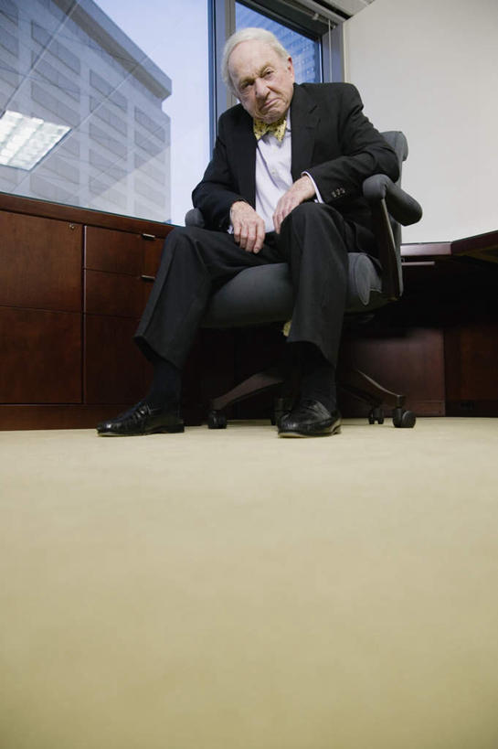 西方人,一个人,商务人士,商务男性,办公室,坐,笑,微笑,竖图,俯视,室内,白天,背景,仰视,衬衫,西装,商务,职员,窗户,落地窗,桌子,椅子,欧洲,欧洲人,仅一个人,套装,正装,朦胧,模糊,领结,办公桌,职业装,玻璃窗,调皮,金融,商务套装,经济,办公椅,旋转椅,商务装,贸易,工薪阶层,老年男性,男人,男性,白种人,白领,商人,上班族,坐着,彩图,低角度拍摄,全身,衬衣,皮鞋,西服,白领阶层,办公室职员