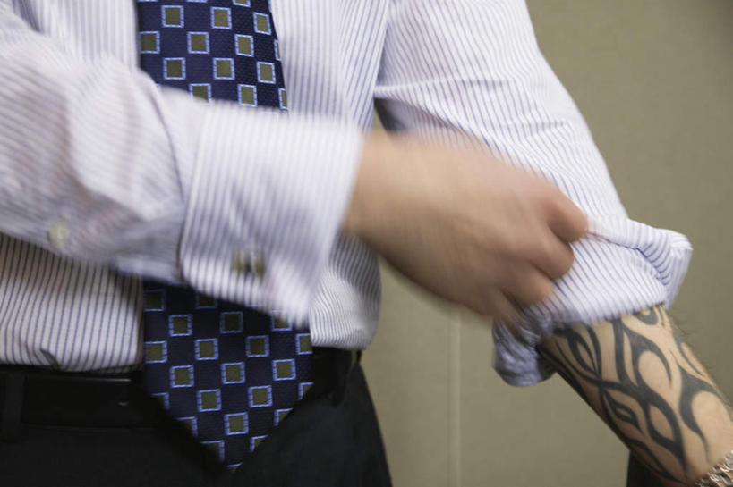 西方人,一个人,商务人士,商务男性,办公室,站,横图,室内,特写,白天,正面,衬衫,商务,时尚,职员,欧洲,欧洲人,仅一个人,挽,握,套装,正装,方格,格子,火焰,领带,职业装,文化,挽起,纹身,站着,个性,帅哥,握着,金融,商务套装,信仰,经济,袖子,刺青,追求,商务装,想象,贸易,工薪阶层,文身,勇气,崇拜,张扬,男人,男性,年轻男性,中年男性,白种人,白领,商人,上班族,半身,彩图,衬衣,白领阶层,办公室职员