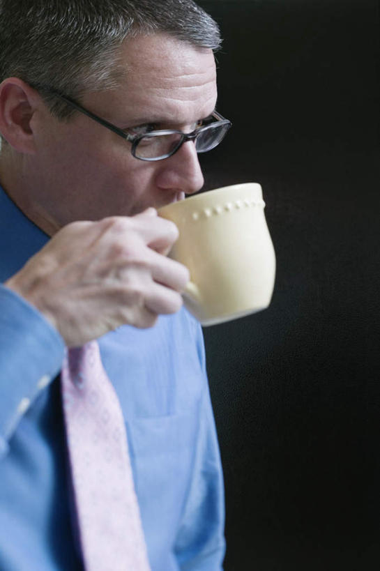 咖啡,西方人,一个人,商务人士,商务男性,办公室,站,竖图,室内,白天,正面,衬衫,商务,职员,水,杯子,欧洲,欧洲人,仅一个人,喝,黑色背景,套装,正装,瓷器,眼镜,咖啡杯,领带,注视,职业装,粉色,水杯,观察,看,站着,休息,休闲,放松,帅哥,金融,商务套装,经济,观看,察看,关注,瓷杯,商务装,贸易,工薪阶层,男人,男性,年轻男性,中年男性,白种人,白领,商人,上班族,半身,彩图,衬衣,白领阶层,办公室职员