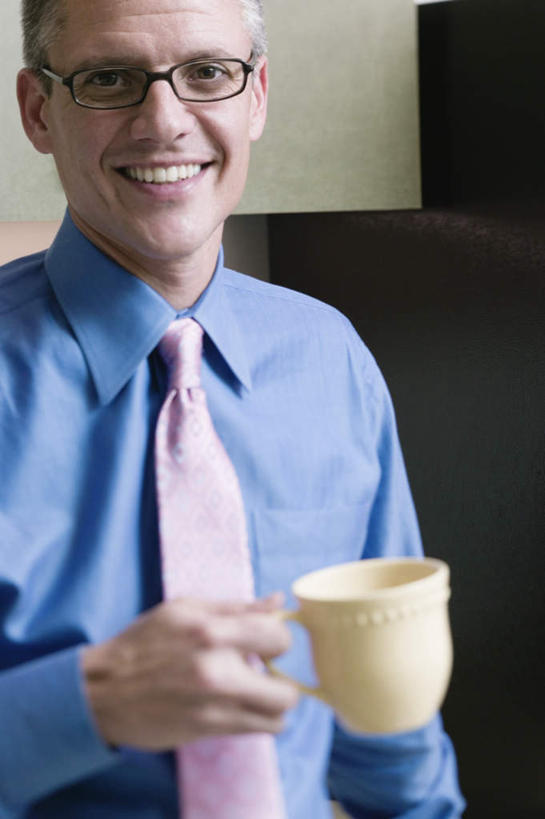 咖啡,西方人,一个人,商务人士,商务男性,办公室,站,笑,微笑,露齿笑,竖图,室内,白天,正面,衬衫,商务,职员,水,杯子,欧洲,欧洲人,仅一个人,喝,套装,正装,瓷器,眼镜,咖啡杯,领带,注视,职业装,粉色,水杯,观察,看,站着,休息,休闲,放松,帅哥,金融,商务套装,经济,观看,察看,关注,瓷杯,商务装,贸易,工薪阶层,男人,男性,年轻男性,中年男性,白种人,白领,商人,上班族,半身,彩图,衬衣,白领阶层,办公室职员