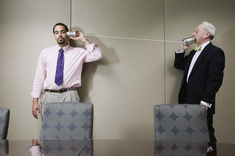 西方人,两个人,伙伴,朋友,商务人士,商务男性,办公室,站,笑,打电话,微笑,横图,室内,白天,正面,衬衫,西装,商务,游戏,友谊,合作,团队,职员,桌子,椅子,欧洲,欧洲人,套装,正装,领结,影子,办公桌,领带,注视,职业装,倒影,观察,看,站着,休息,休闲,放松,帅哥,战略,金融,商务套装,经济,观看,办公椅,察看,关注,传声筒,传音,商务装,沟通工具,传话筒,贸易,工薪阶层,联合,合谋,配合,协作,老年男性,男人,男性,年轻男性,白种人,白领,商人,上班族,玩耍,半身,彩图,衬衣,西服,白领阶层,办公室职员