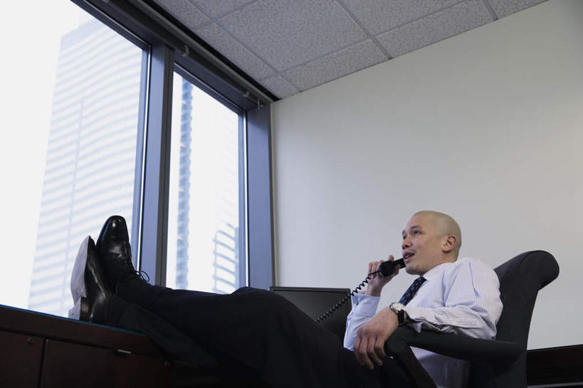 东方人,一个人,商务人士,商务男性,办公室,高楼大厦,坐,笑,打电话,微笑,露齿笑,横图,室内,白天,仰视,商务,办公楼,职员,窗户,落地窗,桌子,写字楼,电话,椅子,亚洲,仅一个人,手表,办公桌,二郎腿,注视,黄种人,通讯设备,玻璃窗,楼层,观察,看,休闲,摩天大厦,放松,帅哥,观看,翘,办公椅,旋转椅,察看,关注,翘起,交流,男人,男性,年轻男性,亚洲人,白领,商人,上班族,沟通,通话,坐着,彩图,低角度拍摄,全身,白领阶层,办公室职员