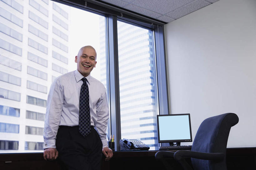 东方人,一个人,商务人士,商务男性,办公室,高楼大厦,坐,笑,微笑,大笑,露齿笑,横图,室内,白天,仰视,衬衫,商务,办公楼,职员,电脑,窗户,落地窗,桌子,写字楼,电话,椅子,亚洲,仅一个人,套装,正装,方格,办公桌,领带,注视,职业装,黄种人,通讯设备,玻璃窗,楼层,观察,看,台式电脑,摩天大厦,帅哥,金融,商务套装,经济,观看,办公椅,旋转椅,察看,撑着,关注,通信设备,液晶显示器,商务装,贸易,工薪阶层,交流,男人,男性,年轻男性,亚洲人,白领,商人,上班族,沟通,通话,坐着,半身,彩图,低角度拍摄,衬衣,白领阶层,办公室职员