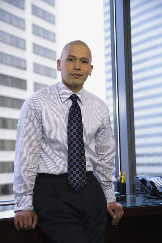 东方人,一个人,商务人士,商务男性,办公室,高楼大厦,坐,竖图,室内,白天,正面,衬衫,商务,办公楼,职员,窗户,落地窗,写字楼,亚洲,仅一个人,撑,套装,正装,方格,格子,领带,注视,职业装,黄种人,玻璃窗,楼层,观察,看,摩天大厦,帅哥,金融,商务套装,经济,观看,察看,撑着,关注,商务装,贸易,工薪阶层,男人,男性,年轻男性,亚洲人,白领,商人,上班族,坐着,半身,彩图,衬衣,白领阶层,办公室职员