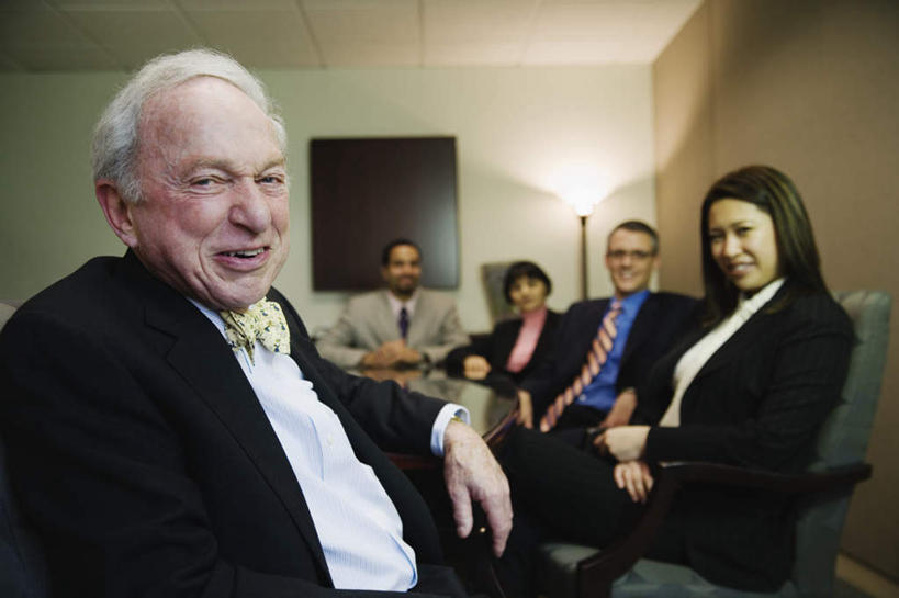 东方人,西方人,脸,头,脸颊,同事,商务人士,商务男性,商务女性,办公室,会议室,坐,笑,双手交叉,微笑,大笑,露齿笑,横图,室内,白天,正面,衬衫,西装,商务,成功,合作,团队,集体,信心,职员,欧洲,欧洲人,亚洲,套装,正装,会议,领结,灯光,领带,许多人,职业装,黄种人,队伍,灯,自然,一群人,射灯,放松,金融,商务套装,经济,下垂,领导,成就,商务装,合伙,领袖,贸易,工薪阶层,老年男性,男人,男性,年轻男性,年轻女性,女人,女性,白种人,亚洲人,头部,脸部,脸蛋,面部,白领,商人,上班族,十字手,坐着,半身,彩图,衬衣,西服,白领阶层,办公室职员