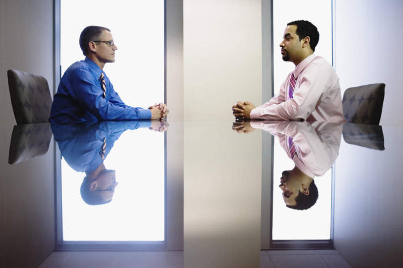 西方人,两个人,伙伴,朋友,商务人士,商务男性,办公室,坐,横图,室内,白天,侧面,衬衫,商务,讨论,友谊,合作,团队,职员,窗户,落地窗,桌子,椅子,欧洲,欧洲人,阴影,套装,正装,光线,影子,办公桌,领带,职业装,玻璃窗,相视,阳光,面对面,战略,金融,商务套装,经济,对视,光滑,办公椅,旋转椅,交接,会面,相对,商务装,贸易,工薪阶层,相看,联合,合谋,交流,配合,协作,男人,男性,中年男性,白种人,白领,商人,上班族,磋商,沟通,交谈,谈话,谈论,协商,坐着,半身,彩图,衬衣,白领阶层,办公室职员