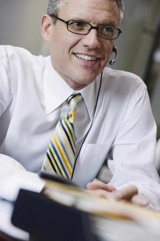 西方人,一个人,商务人士,商务男性,办公室,坐,笑,双手交叉,微笑,露齿笑,竖图,室内,白天,正面,衬衫,商务,职员,客服,欧洲,欧洲人,仅一个男性,仅一个人,仅一个中年男性,套装,正装,朦胧,模糊,眼镜,领带,话务员,注视,职业装,耳机,耳麦,观察,看,金融,商务套装,经济,观看,察看,关注,商务装,蓝牙,贸易,工薪阶层,客户服务,男人,男性,中年男性,白种人,白领,接线员,商人,上班族,十字手,坐着,半身,彩图,衬衣,白领阶层,办公室职员