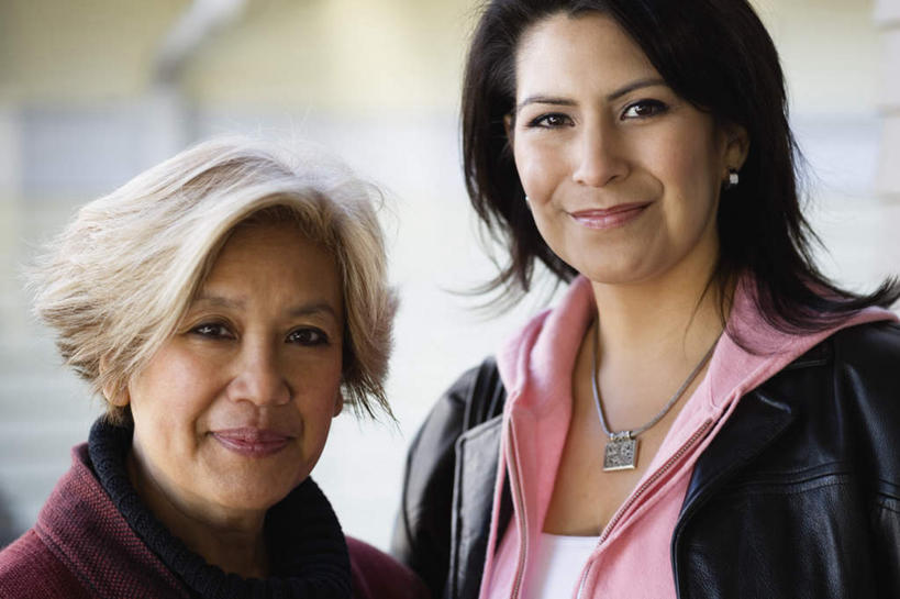 东方人,西方人,脸,头,脸颊,两个人,站,笑,微笑,横图,室内,特写,白天,正面,项链,欧洲,欧洲人,亚洲,朦胧,模糊,合照,黄种人,外套,顾客,肩膀,披肩,站着,休闲,和谐,温暖,温馨,皮质,成熟,美女,优雅,和睦,合影,友爱,皮衣,老年女性,年轻女性,女人,女性,中年女性,白种人,亚洲人,头部,脸部,脸蛋,面部,商人,半身,彩图